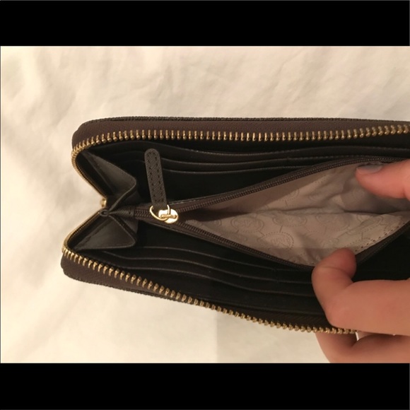 ❤️Host Pick❤️ Michael Kors brown signature wallet - Picture 5 of 7